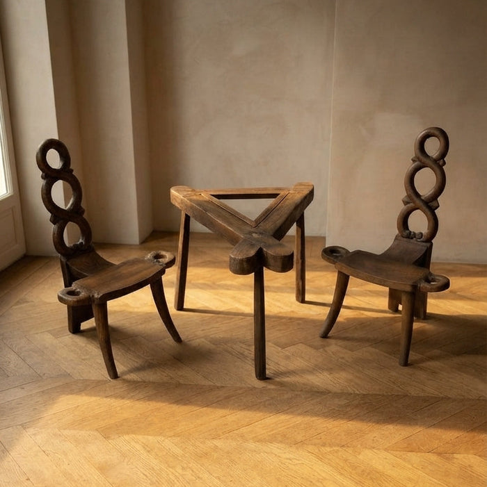 Tavolo e due sedie vintage scultorei in legno, schienali ad anelli intagliati a mano, 75 × 70 × 56 cm